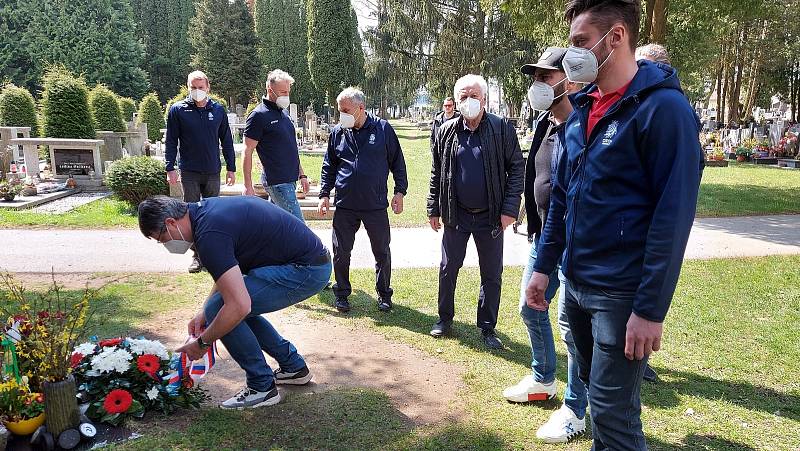 Čeští hokejoví reprezentanti se přišli na jindřichohradecký hřbitov uctít památku místního rodáka a výtečného hokejisty Jana Marka. Foto: Ondřej Kalát