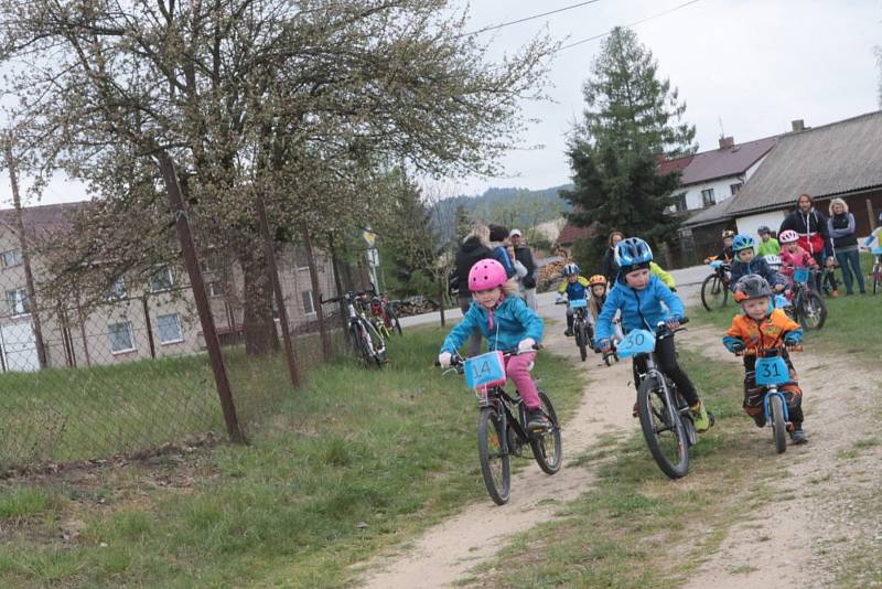 V Kostelní Radouni odstartoval čtvrtý ročník závodů horských kol Radouňské okruhy.