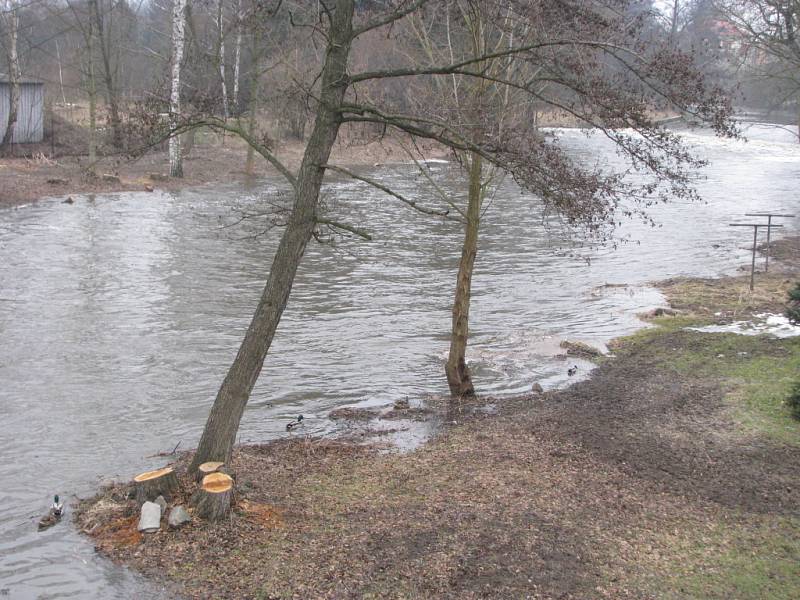 Nežárka v Jindřichově Hradci ve čtvrtek po poledni. Pod mostem u prádelny. 