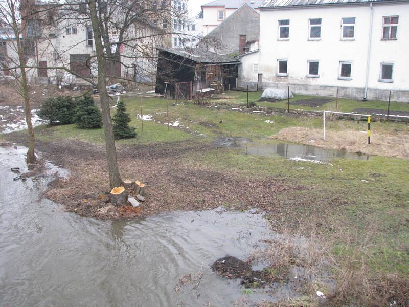 Nežárka v Jindřichově Hradci ve čtvrtek po poledni. Pod mostem u prádelny. 