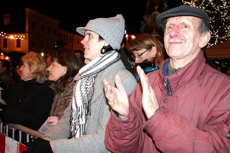 V J. Hradci si zazpívalo koledy asi 1600 lidí.