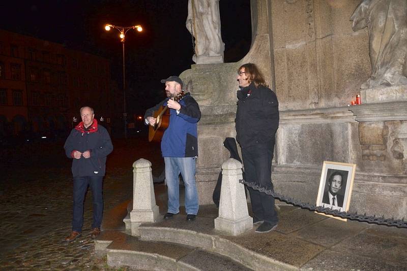 V pondělí si i v Jindřichově Hradci lidé připomenuli události před 25 lety.