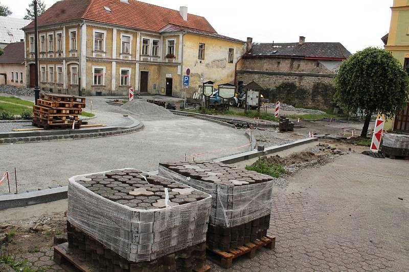 Rekonstrukce Mírového náměstí v Nové Bystřici pokračuje ve spodní části.