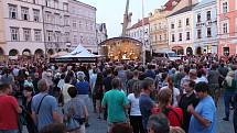 Zaplněné hradecké náměstí Míru si užilo koncert kapely Beatles Revival.