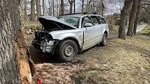 Havarované osobní auto se stalo němým svědkem tragické nehody z 5. dubna 2022 u Staňkovského rybníka, při které vyhasly tři životy.