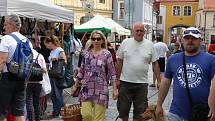 Trhy na náměstí v Třeboni navštěvují tisíce lidí z blízkého i širokého okolí.