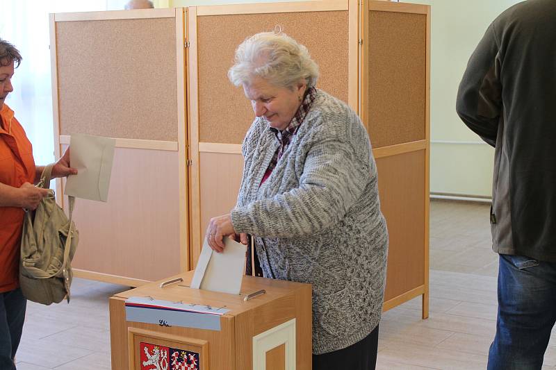 První volební den ve Strmilově je o volby zájem.