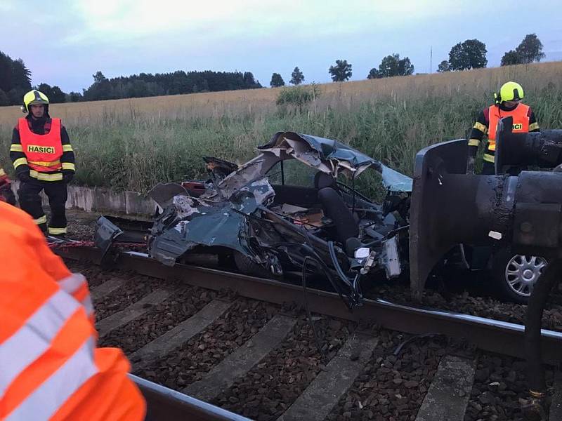 Při střetu auta s vlakem na přejezdu u Bednárce na Jindřichohradecku zemřela řidička.