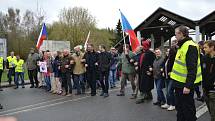 V sobotu odpoledne se sešla zhruba stovka lidí, aby v pokojné demonstraci zablokovala hraniční přechod v Českých Velenicích na protest proti liknavosti vlády ohledně přílivu nelegálních migrantů. 