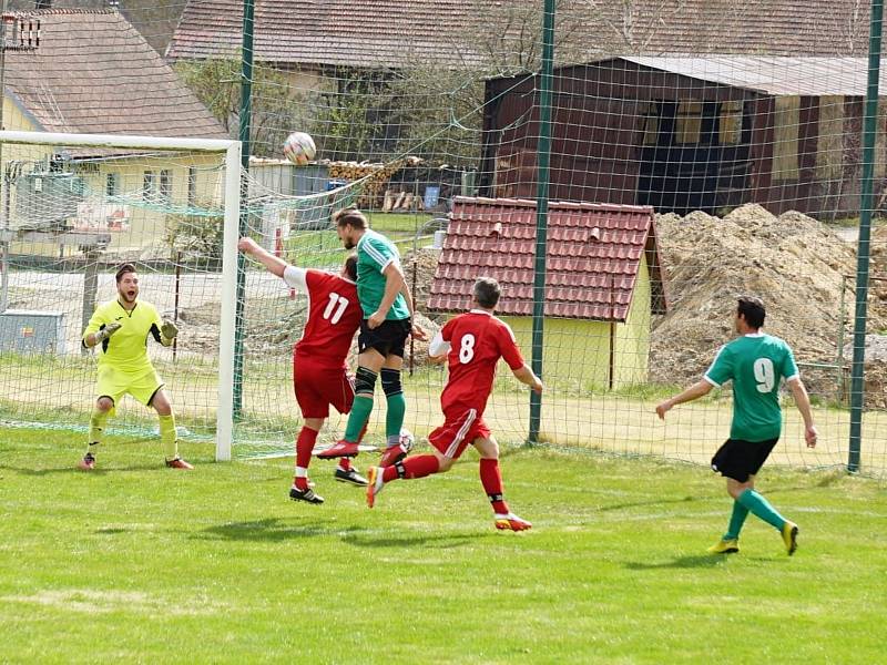 Fotbalisté Chlumu (v červeném) dokázali v 18. kole OP zvítězit na číměřském trávníku 3:2.