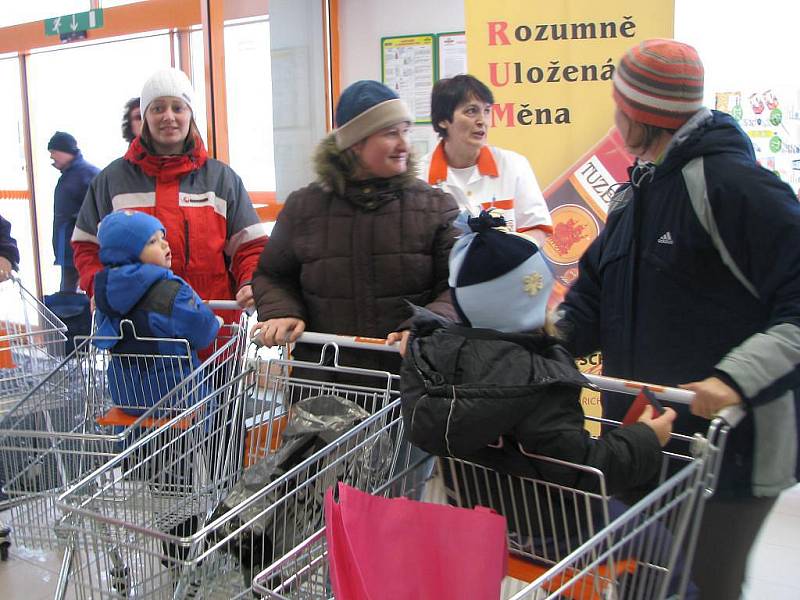 Slavnostní otevření nové prodejny Jednoty v Lomnici nad Lužnicí.