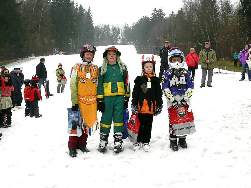 Maškarní karneval na sjezdovce v N. Bystřici. 