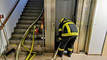 Hasiči čerpali vodu z budovy B hradecké nemocnice, kde sídlí porodnice. Bylo tam kolem 30 centimetrů vody a dostala se do výtahových šachet a na chodby.