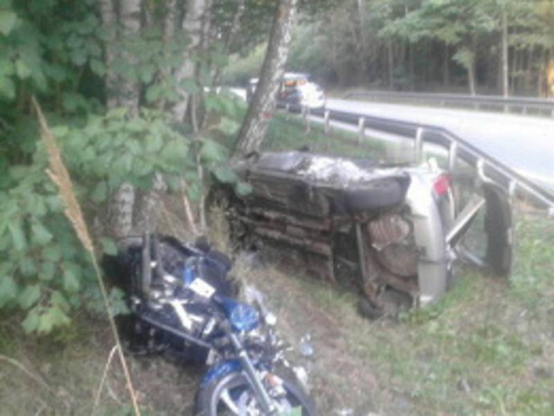 Tragický střet motocyklisty s osobním autem u Rodvínova. 