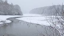 Sněžení nabídlo idylickou atmosféru také u rybníku Dvořiště.