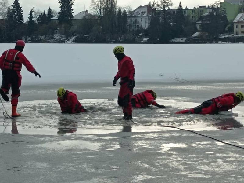 Dobrovolní hasiči na jindřichohradeckém rybníku Vajgar nacvičovali záchranu tonoucího, pod kterým se prolomil led.