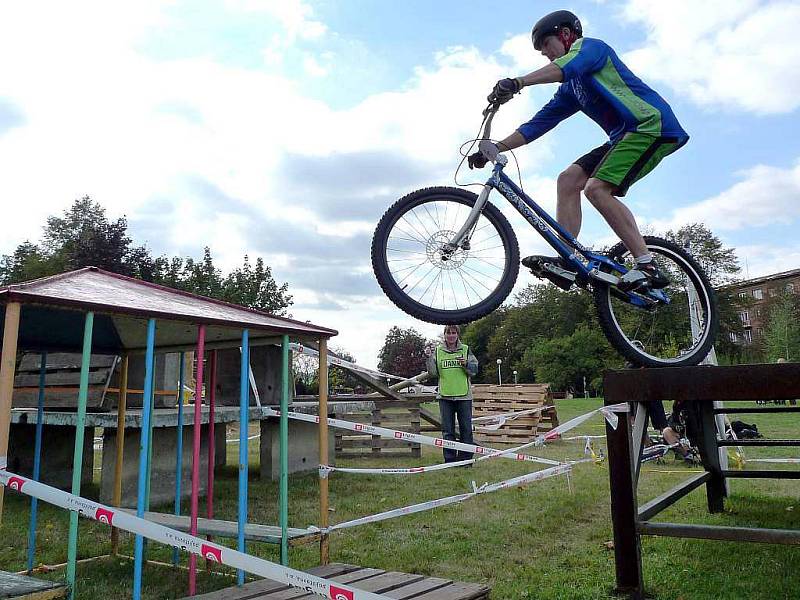 Jan Šmíd při tréninku na biketrialovém kole.