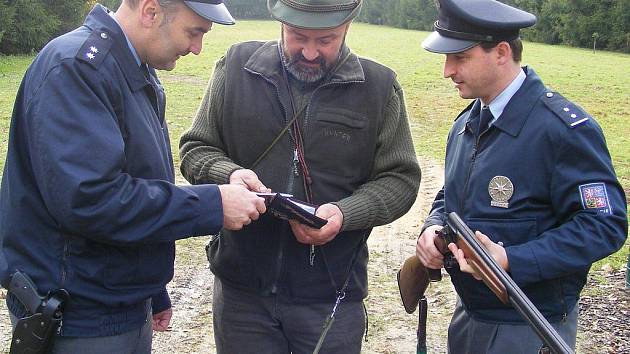 Policejní kontroly na honech. Ilustrační foto.