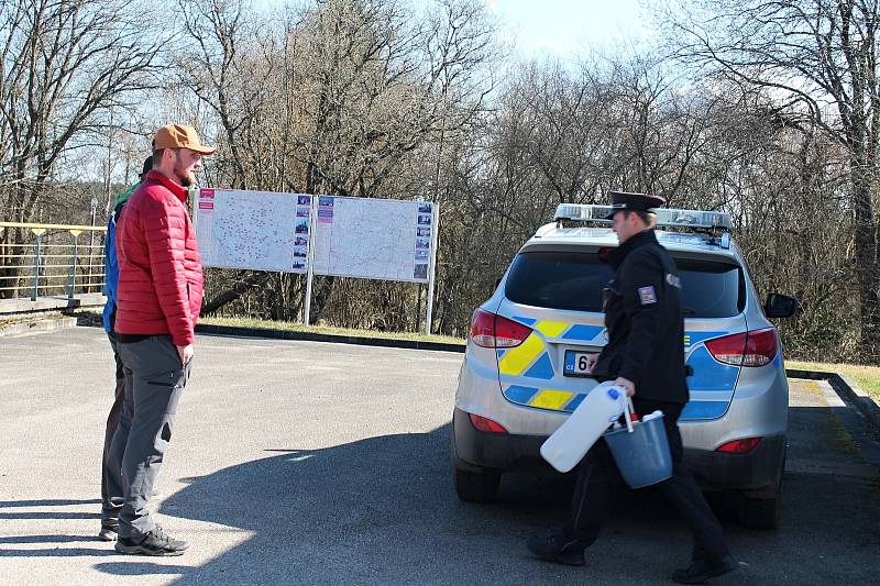 Pendleři chtěli na hranicích v Nové Bystřici získat informace od policisty. Odkázal je na mluvčího.