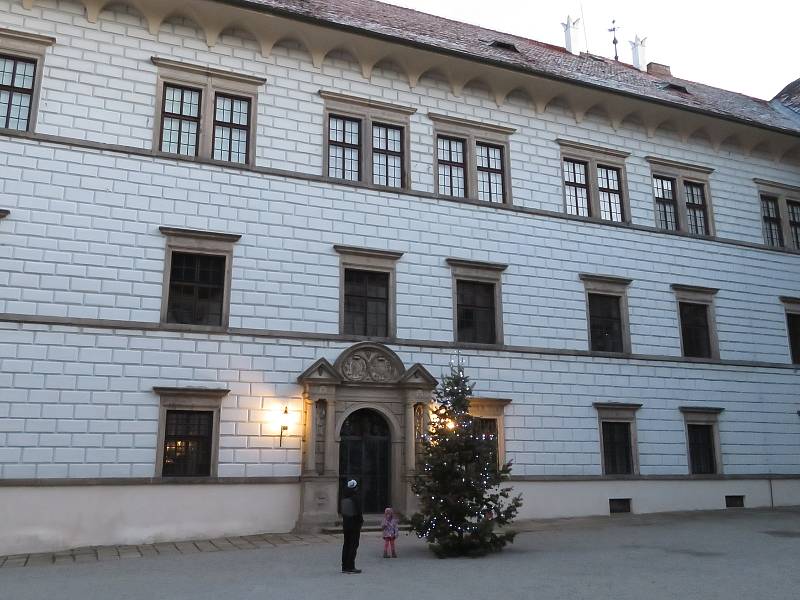 Monumentální soubor budov hradu a zámku v Jindřichově Hradci, prohlášený v roce 1996 národní kulturní památkou, je třetím největším památkovým komplexem v České republice.