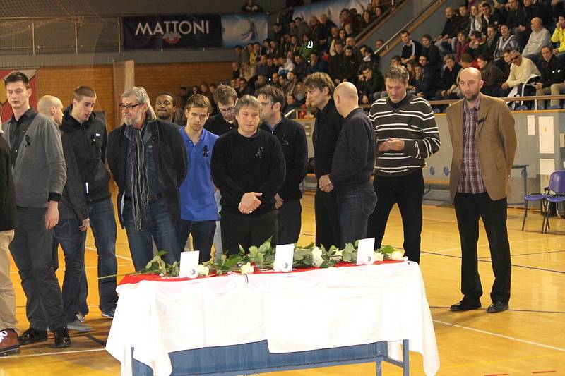 Pietní akt v jindřichohradecké sportovní hale, kde se lidé loučili s třemi tragicky zesnulými basketbalisty.