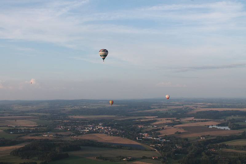 Piloti absolvovali ve středu večer první soutěžní let.