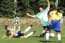 FAUL. Halámky doma podlehly Staré Hlíně 0:1. První velká příležitost hostů: Decker (na zemi) fauloval hostujícího Macho, ale následná penalta z kopačky Bednáře skončila na břevně.