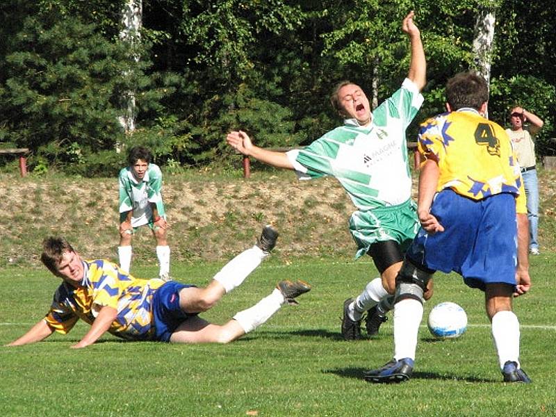 FAUL. Halámky doma podlehly Staré Hlíně 0:1. První velká příležitost hostů: Decker (na zemi) fauloval hostujícího Macho, ale následná penalta z kopačky Bednáře skončila na břevně.