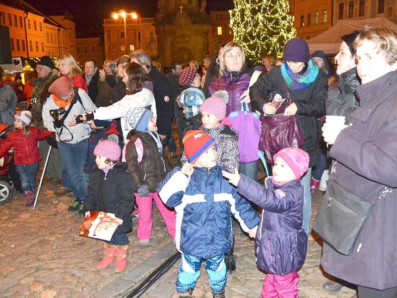 V Jindřichově Hradci začal program Česko zpívá koledy krátce po 17. hodině.