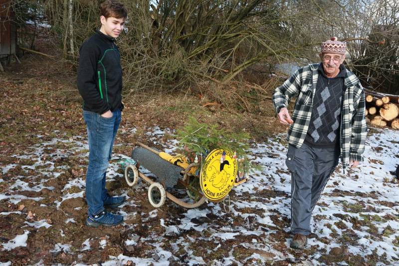 Při silvestrovském sjezdu v Horní Radouni se letos obešli i bez sněhu, vozítka jezdila na kolečkách.