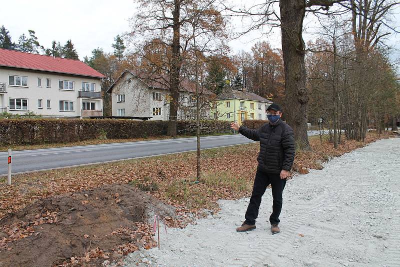 V Třeboni budují ve čtvrti Holičky novou stezku. Poslouží pěším i cyklistům.