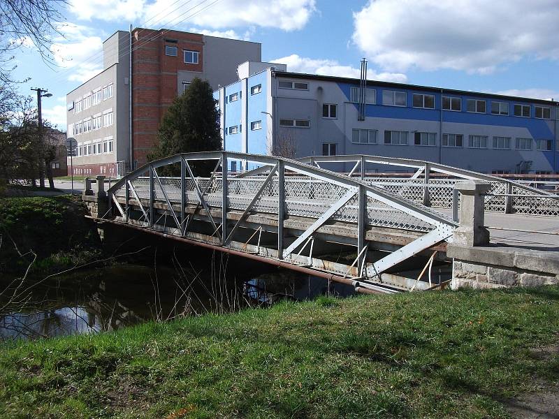Nýtovaný most vedoucí přes řeku v Dačicích je dnes již pouhou vzpomínkou. Na jeho místě roste nový.