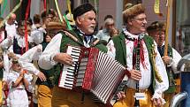 Malí i velcí. Přes sto krojovaných účastníků z jihočeských folklorních skupin se účastnilo průvodu.