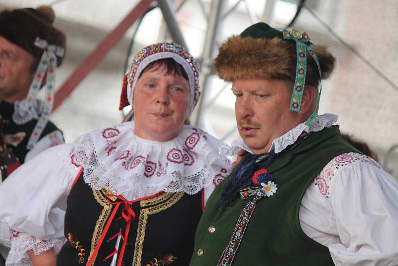 Malí i velcí. Přes sto krojovaných účastníků z jihočeských folklorních skupin se účastnilo průvodu.