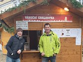 Výročí vánoční chaloupky slavit letos nebudou. Počkají na příští rok. Vlevo na snímku je Petr Marhoun, který prodává nápoje na náměstí Míru v J. Hradci a vpravo provozovatel Jiří Smrž.