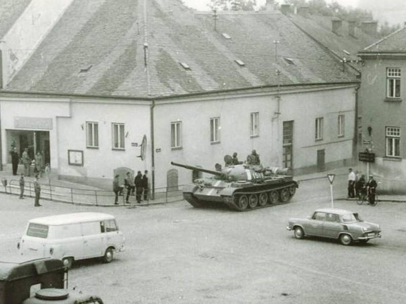 Příjezd okupačních vojsk v srpnu 1968 do Dačic.