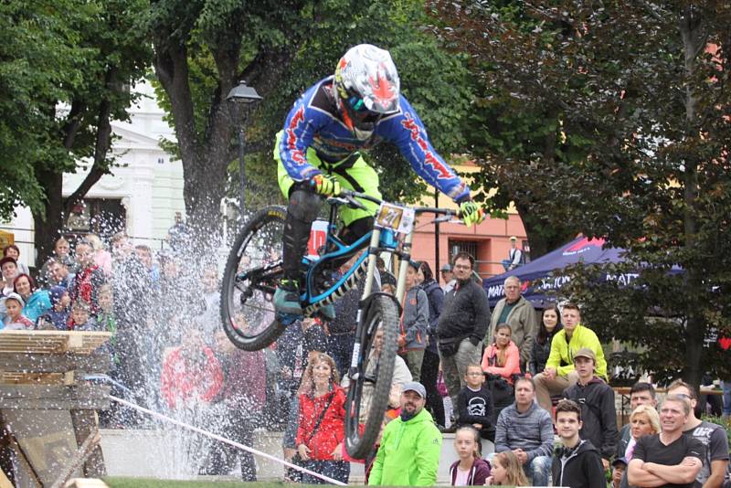 Z jízdy odvážných bikerů, kteří se řítili z dačické věže až na náměstí, se mnohdy tajil dech.