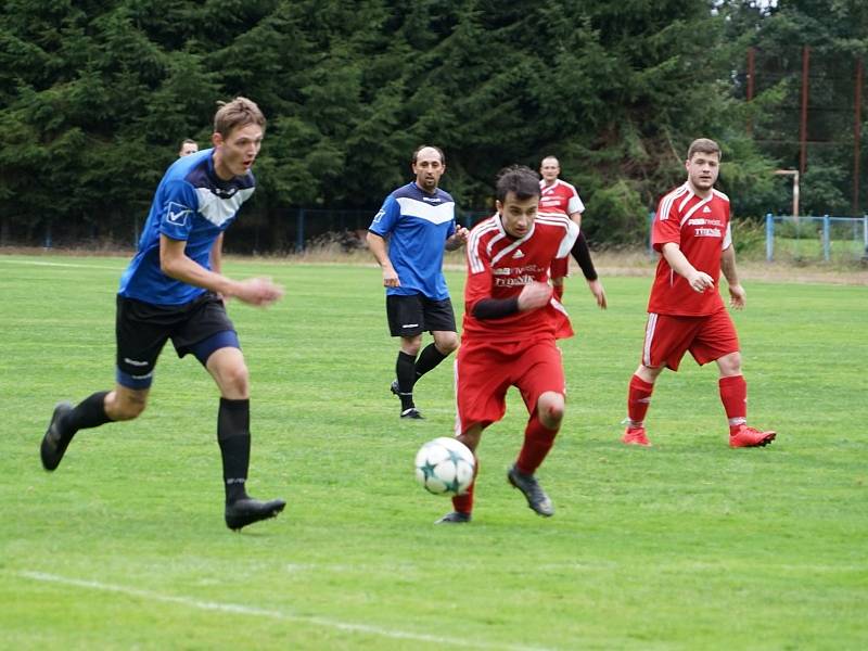 Fotbalisté Chlumu (v červeném) doma nestačili na společný tým Číměře a novobystřického béčka, kterému podlehli 1:5.