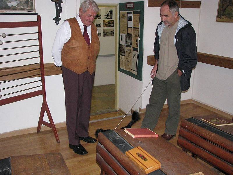 Třeboňské muzeum má nově rozšířenou stálou expozici se školní třídou. Návštěvníci se tak snadno přenesou do školních hodin z dob minulých. 