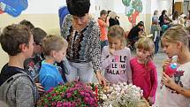 Ve 3. základní škole pořádají tradiční podzimní výstavu ovoce a zeleniny.