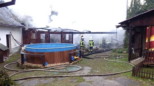 Ve Slavonicích hořela stodola u domu. 