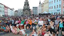 Zaplněné hradecké náměstí Míru si užilo koncert kapely Beatles Revival.