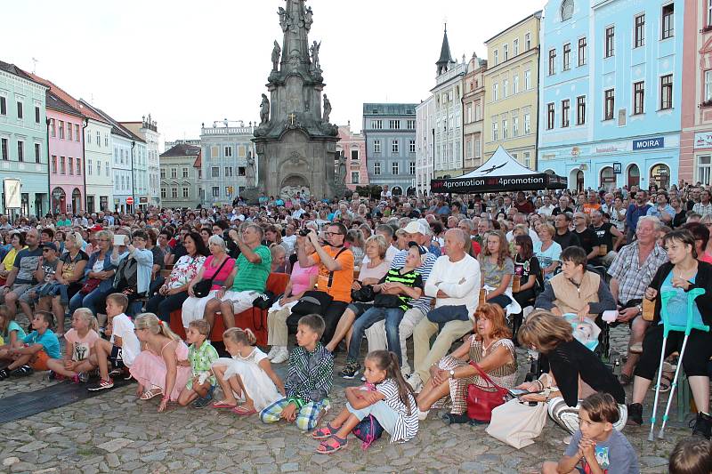 Zaplněné hradecké náměstí Míru si užilo koncert kapely Beatles Revival.