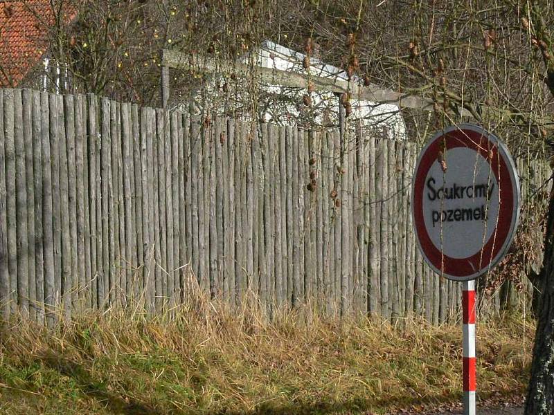 Pohled na usedlost na Cikaru u Kardašovy Řečice, kde policisté našli zavražděného majitele.