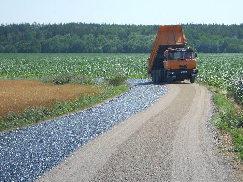 Mezi Ostojkovicemi a Třeběticemi se podařilo opravit vozovku.