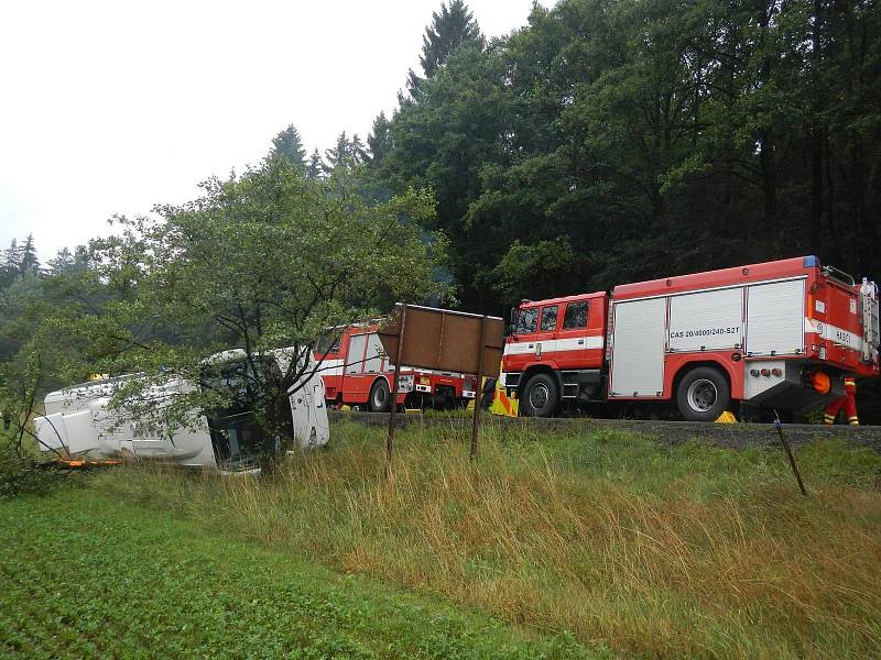 U Horního Bolíkova na Jindřichohradecku boural zájezdový autobus.