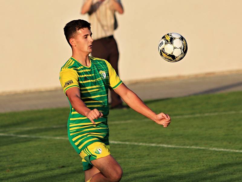 Fotbalisté Třebětic (v zelenožlutém) ve šlágru 11. kola I. A třídy porazili táborský Meteor 2:0 a uhájili vedoucí příčku tabulky skupiny B.