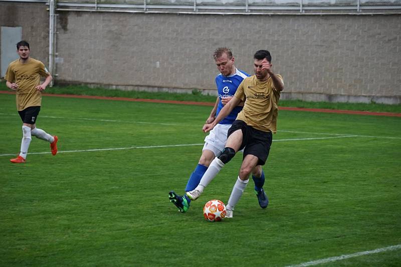 V 20. kole I. B třídy novobystřičtí fotbalisté remizovali na domácím trávníku s Českými Velenicemi 2:2.