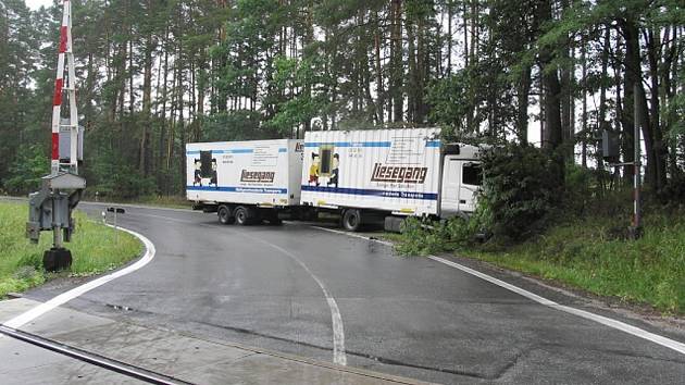 Nehoda kamionu poblíž železničního přejezdu u Suchdola nad Nežárkou. 