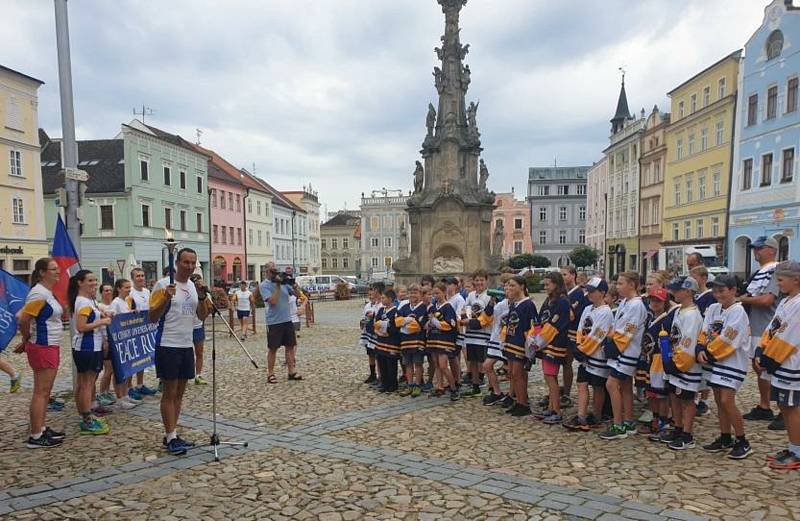 Peace Run štafetový běh s hořící pochodní, který se běží přes sto padesát zemí světa, měl zastávku v úterý 11. srpna na jindřichohradeckém náměstí.